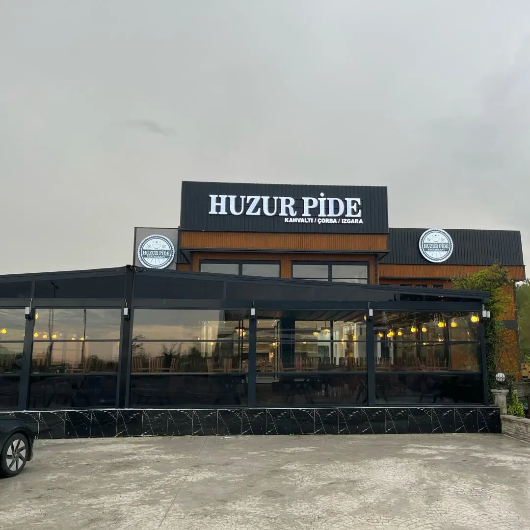 Huzur Pide'nin tabelası ve camlı terası