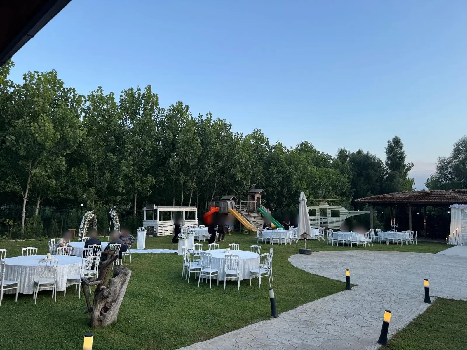 Huzur Pide'nin bahçesinde kurulmuş düğün masaları